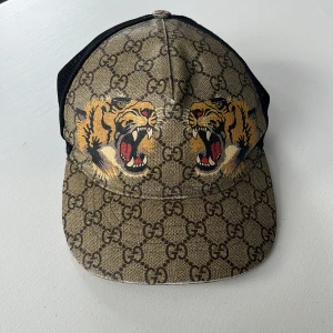 Gucci tiger baseball cap - Säljer nu min Gucci tiger keps då jag inte har användning för den längre. Storlek M/58. Kepsen är i bra skick. Mer info och bilder i DM. 
