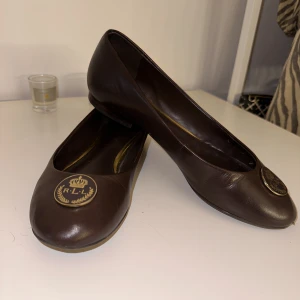 Ballerinaskor - Ett par bruna Ralph Lauren ballerina skor i skinn 