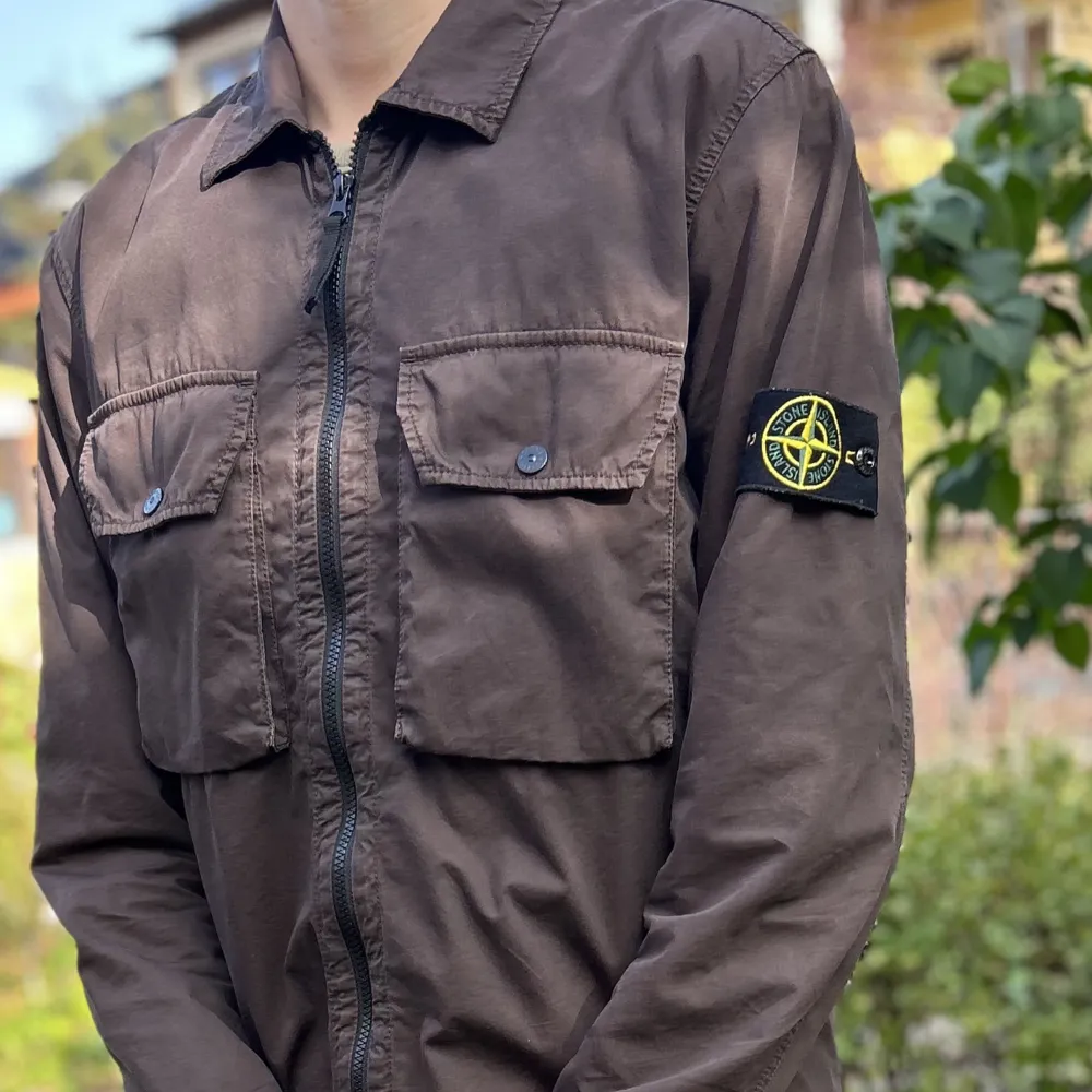 Säljer denna jacka från Stone Island, skriv även för eget prisförslag! . Jackor.