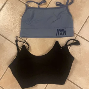 Två tränings toppar (kit) - Ett tränings topp kit . Den svarta är i storlek s/m och är ifrån Åhléns. Den blåa är ifrån Cubus och är i storlek S. Dom är båda i bra skick 
