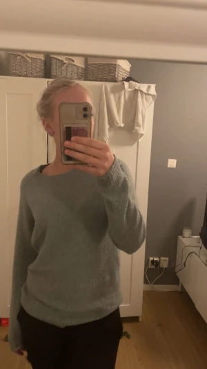 Stickad tröja  - Säljer min blåa/ gråa stickade tröja från vero Moda eftersom den inte används längre, använd några fåtal gånger så den är som ny!