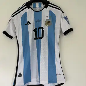 Argentinas tröja som de hade när de vann VM 2022 i mycket bra skick. Det är player version vilket innebär bättre material och bättre kvalitet. Storlek M
