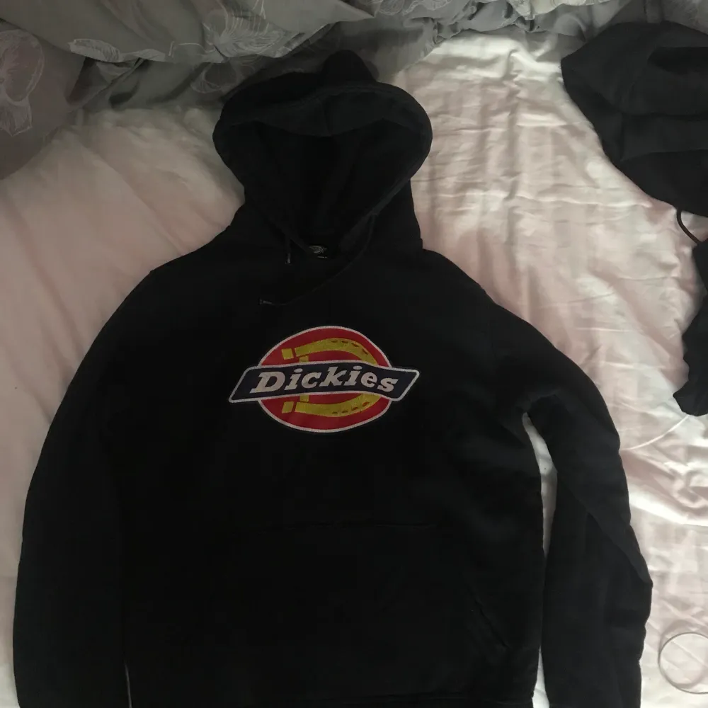 En svart dickies hoodie, använd som man ser på bilderna💗. Hoodies.