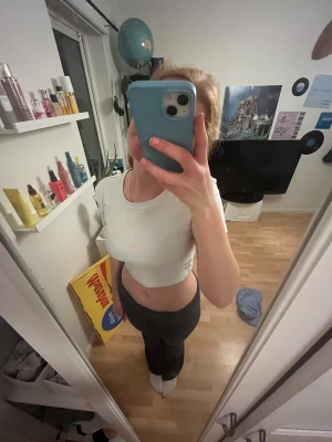 vit t-shirt  - säljer denna vita t-shirten då den inte kommer till användning! 
