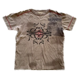 T-shirt med tryck  - Så cool! Inte sätt några defekter. Strlk e bort ”suddad” men M typ