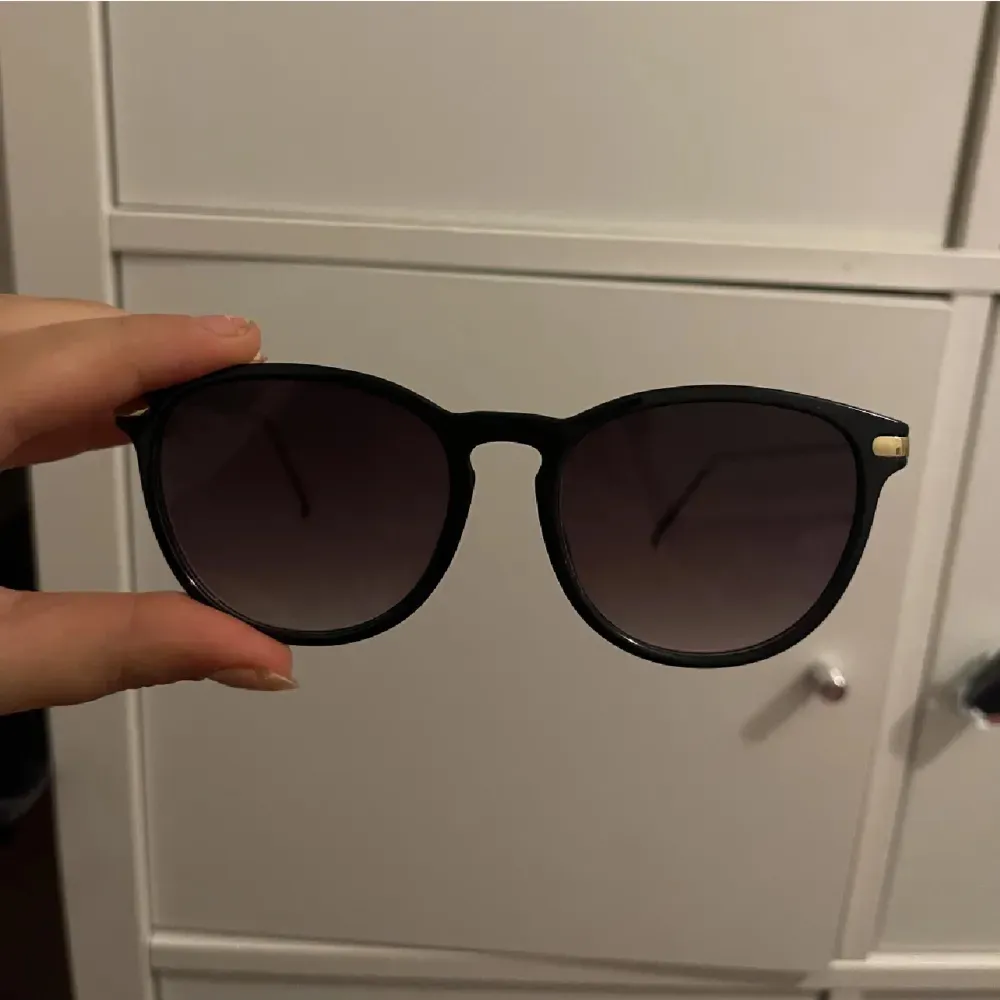 Solglasögon från hm, använt max 3 gånger och är i mycket bra skick. Skickar med ett glasögonfodral. . Övrigt.