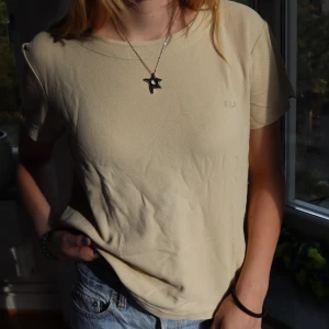 Fila T-shirt beige - Beige Fila T-shirt. Står att den är XL men funkar för S också. Köpt second hand, perfekt skick! Säljer för jag använder ej längre 🍦