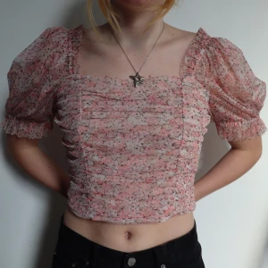 Blommig tröja med puff ärmar - Rosa blommig tröja från H&M med puff ärmar. Perfekt skick! Säljer för jag ej använder längre 🌸