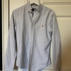 Ralph lauren skjorta - Tjena! Jag säljer min blå-vit randiga ralph lauren skjorta i storlek s! Skjortan är är bra skick, utan några som helst fel, defekter och liknande.  Skriv om du har några frågor!