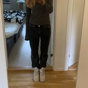low jeans - så snygga tvättsvarta jeans! modellen är midwaist men skulle säga att de sitter low på mig💕är 170 o de e strl 36! fint skick