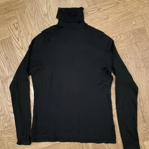 Svart turtle neck - Svart turtle neck, bra skick 
