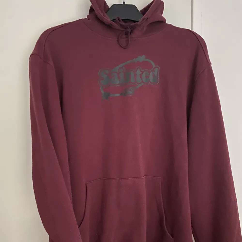 Förlåt för dåliga bilder!! En vinröd hoodie som är köpt secondhand❣️Den har aldrig kommit till hos mig, därför säljer jag vidare den💕 Kontakta för intresse eller vidare funderingar!✨. Hupparit & Collegepaidat.