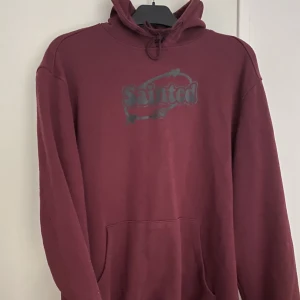 Vinröd hoodie - Förlåt för dåliga bilder!! En vinröd hoodie som är köpt secondhand❣️Den har aldrig kommit till hos mig, därför säljer jag vidare den💕 Kontakta för intresse eller vidare funderingar!✨