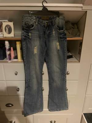 Lågmidjade bootcut jeans med dom coolaste bakfickorna 