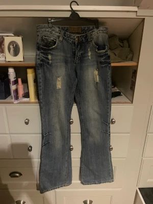 Lågmidjade jeans  - Lågmidjade bootcut jeans med dom coolaste bakfickorna 