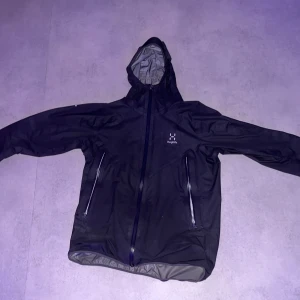 Haglöfs jacka - Säljer en haglöfs jacka som är i jätte fin sick knappt använd och är jätte fin nypris är från 1700kr-2000kr