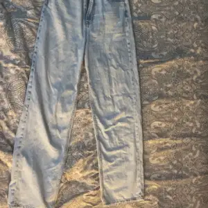 Jusblå jeans från H&M. Väldigt långa passar mig bra i längden som är runt 173