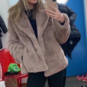 Pälsjacka - Pälsjacka från NAKD i mycket bra skick