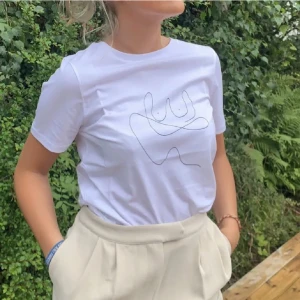 T-shirt nakd  - Vit t-shirt med snyggt mönster från Nakd.  Säljer för 50kr + frakt 