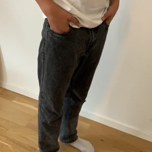 Jeans  - Säljer mina grunt jeans i storlek 164  passform Street loose. 7/10 i skick och inga defekter. 