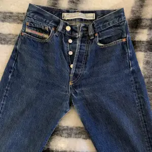 Säljer dessa snygga diesel jeans med knappgylf, varit mina favoriter länge men de har nu blivit för små. De är långa i benen skulle uppskatta dem som en 25/32<3