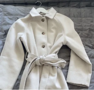 Kappa  - Säljer denna fina kappan som passar bäst nu  till hösten!  Den är i bra skick.   