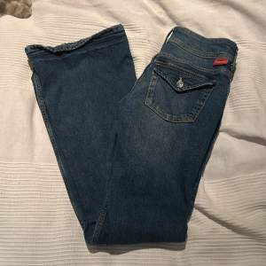 Ett par snygga low waist bootcut/flared jeans från H&M i storlek 34💘