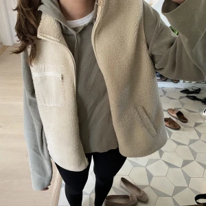 Teddy väst - Slutsåld teddyväst, jag är 1.78 cm så den kommer vara lite oversize på någon kortare 