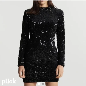 Paljettklänning  - Paljettklänning från Gina Tricot! Slutsåld på hemsidan. Superdupersnygg och perfekt till nyår!! Hög hals och täcker hela ryggen. Säljer pga att det räckte med en gångs användning för mig. Nypris 700kr.