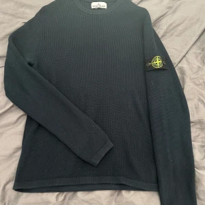 Stone Island Crewneck - En ”Knitted Sweater” från Stone Island i storlek S Köpt på NK för cirka 2 månader sedan men endast använt 1-2gånger pågrund av att den var lite lång i armarna på mig så den hänger bara i garderoben.  Kan mötas upp i Stockholm eller frakt!😅