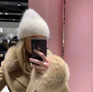 Mössa grå  - Säljer alvii mössa i grå( första bilden inte min). Använd ett fåtal antal gånger, ingen alls tecken på användning🙌🏼🤍