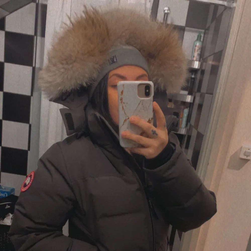 Hej har en fin canada goose som är ansvänd 4 gånger förra vintern. Säljer den då den blivit för stor för mig, det är storlek M.. Jackor.