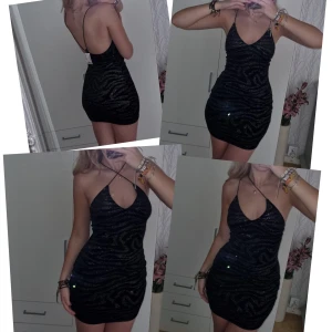 Festklänning - Jag säljer denna helt nya och oanvända klänningen för att jag helt enkelt känner att den inte passar mig. Jag har ganska stora höfter och rumpa, så den känns lite för kort. Den är i storlek S och köparen står för frakten. Överigt: väldigt fin klänning.