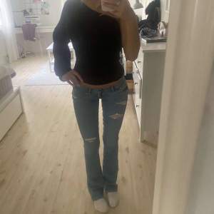 Säljer nu dessa snygga lowwaisted jeans med slitningar från Hollister. Jag är 169 cm, midjemått: 75 cm, innerben: 84 cm! Hör av dig om du har någon fråga!😊