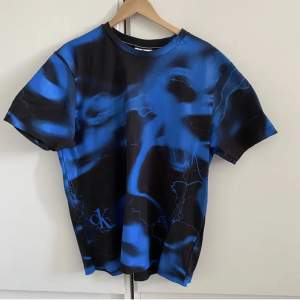 Slutsåld unik T-shirt från Calvin Klein. Det blåa är i skinnimitation, så cool! Aldrig använd, nypris 749kr