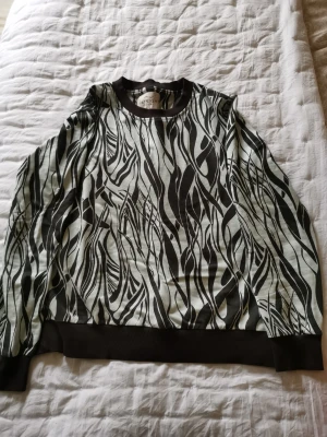 Daynightcasual st M - Köpt begagnad, ok skick. Använd 1 gång av mig. Ljusturkos och svartbrun i färgerna. Kommer från ett rök och djurfritt hem 