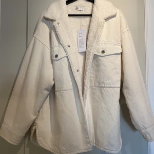 Jacka - Fodrad jeansjacka från Gina Tricot. Helt oanvänd, lapp krav. 