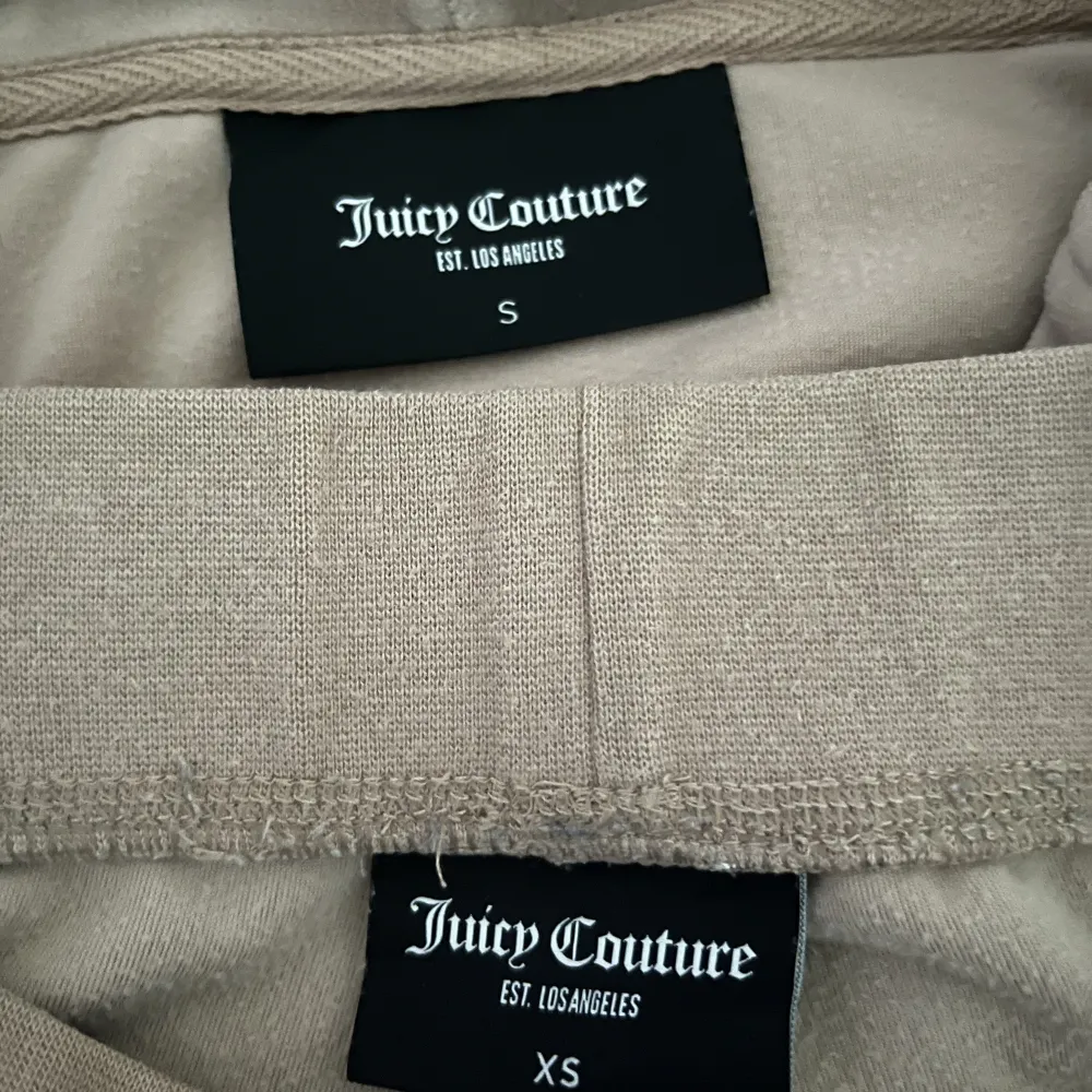 Säljer mitt beiga Juicy Couture set då det inte längre används. Koftan är i strl S och byxorna är i strl Xs. Pris kan diskuteras, hör av dig om du är intresserad!💕. Jeans & Byxor.