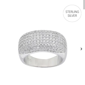 Luxe Ring Maxi Edblad - Byta eller köp!  Denna ring är för stor för mig, den är i stolek 18,5mm. Fick den i present i början av sommaren. Antingen kan ni köpa den för 850kr, nypris 999kr, eller om någon har denna ring i 17,5 men vill byta till denna ring så funkar det också💕