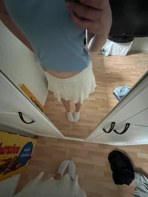 Spetskjol - Säljer denna vita spetskjol från H&M divided! den är lite missförgad vid linningen som man ser på bild 3