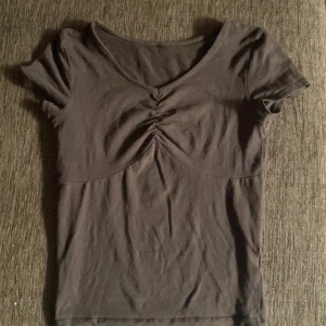 T-shirt vintage  - Jättefin tröja köpt vintage som sitter tajt och fint på 🤍