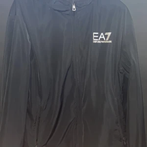 Ea7/Armani jacka - Säljer nu min feta Armani jacka använd ett fåtal gånger och har inga skador eller fläckar.