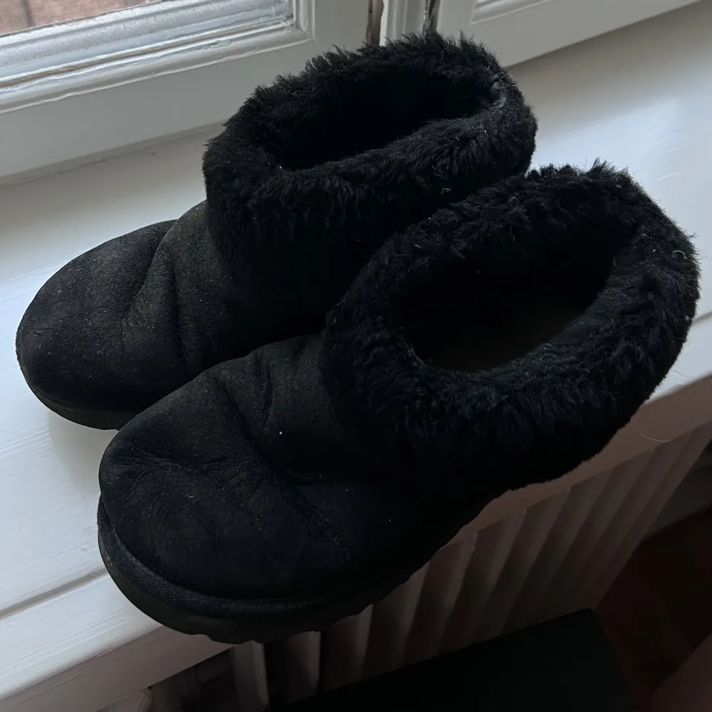 Uggs i strl 41, passar ca 40 skulle jag säga. Använda men har mer och ge. . Skor.