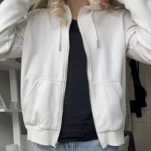 Vit zip hoodie från HM, fint skick!!🤍