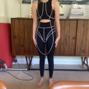 Onepice från hm sport - En svart och vit onepice från hm sport. Väldigt skön och aldrig andvänd. Storlek XS. 