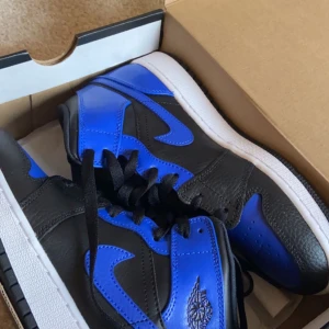 Air Jordan 1 Mid ‘Hyper Royal’ - säljer mina jordans då dom inte kommer till användning Stolek 37,5