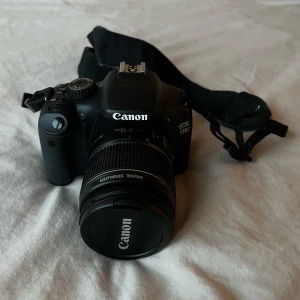 SYSTEMKAMERA - Säljer nu min systemkamera Canon 550D då den tyvärr inte används, den är i toppenskick och har inga defekter. Kamerahus + väska + objektiv 18-55mm, nypris ca 7000 kr. Köparen står för frakt 🖤