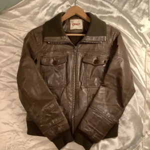 Läderjacka - Säljer en vintage only läder jacka instormar L men passar perfekt som storlek M💕 den är i använt gott sick men inga räcken på stora skado. Pris kan alltid diskuteras
