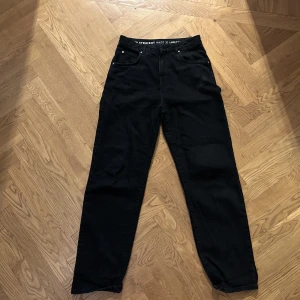 Svarta 90’s jeans - 90’s straight waist 30 length 32 
