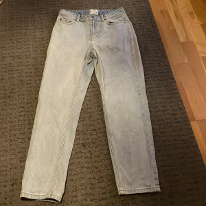 Jeans  - Jeans i snygg ljus tvätt .